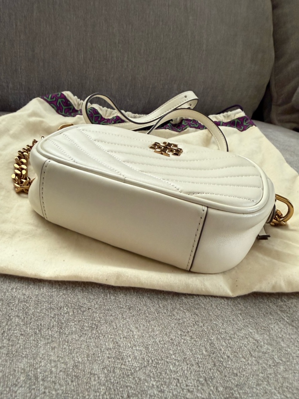 Tory Burch White Quilted Leather Crossbody with Gold Chain - Picture 2 of 9